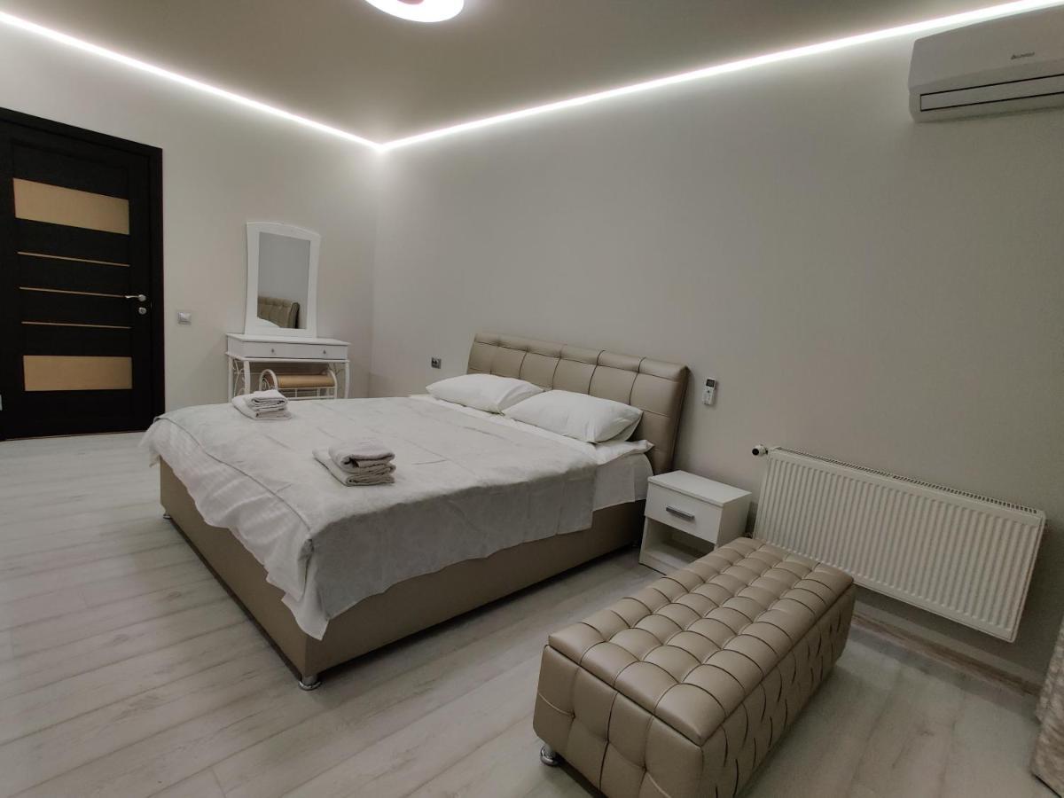 Yarovytsya Vip In The Center Apartment Lutsk Bagian luar foto